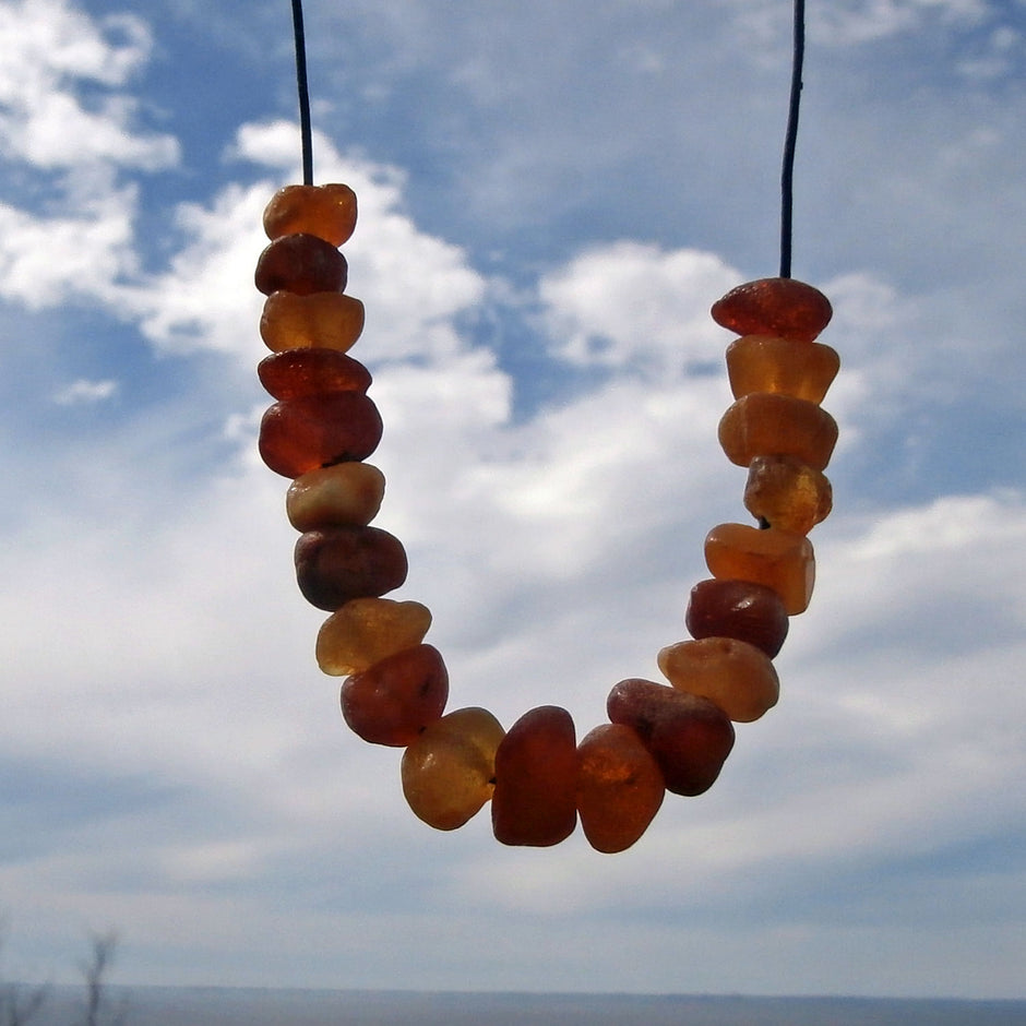 Natürliches Ledercollier mit unpolierten Bernsteinstücken