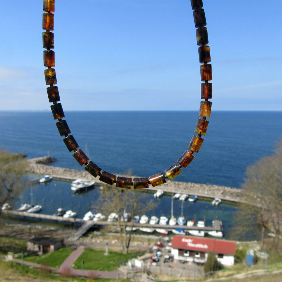 Edle Kette aus dunklem Moorbernstein und Silberperlen