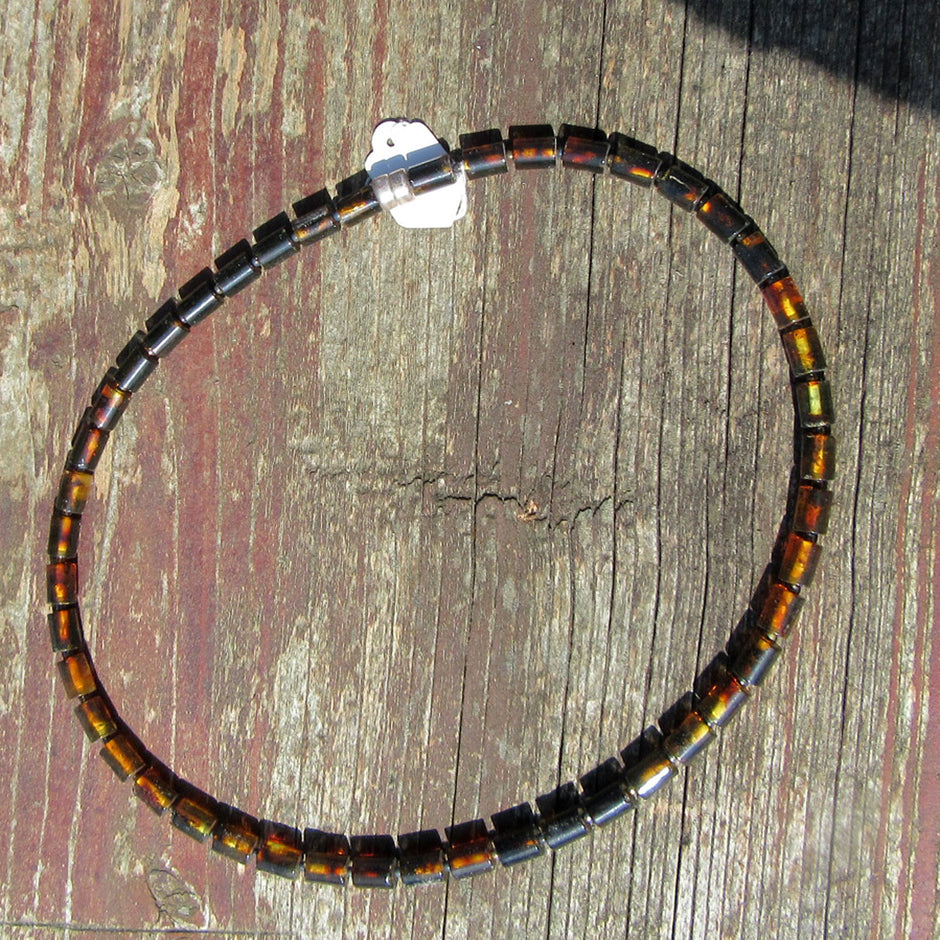 Edle Kette aus dunklem Moorbernstein und Silberperlen