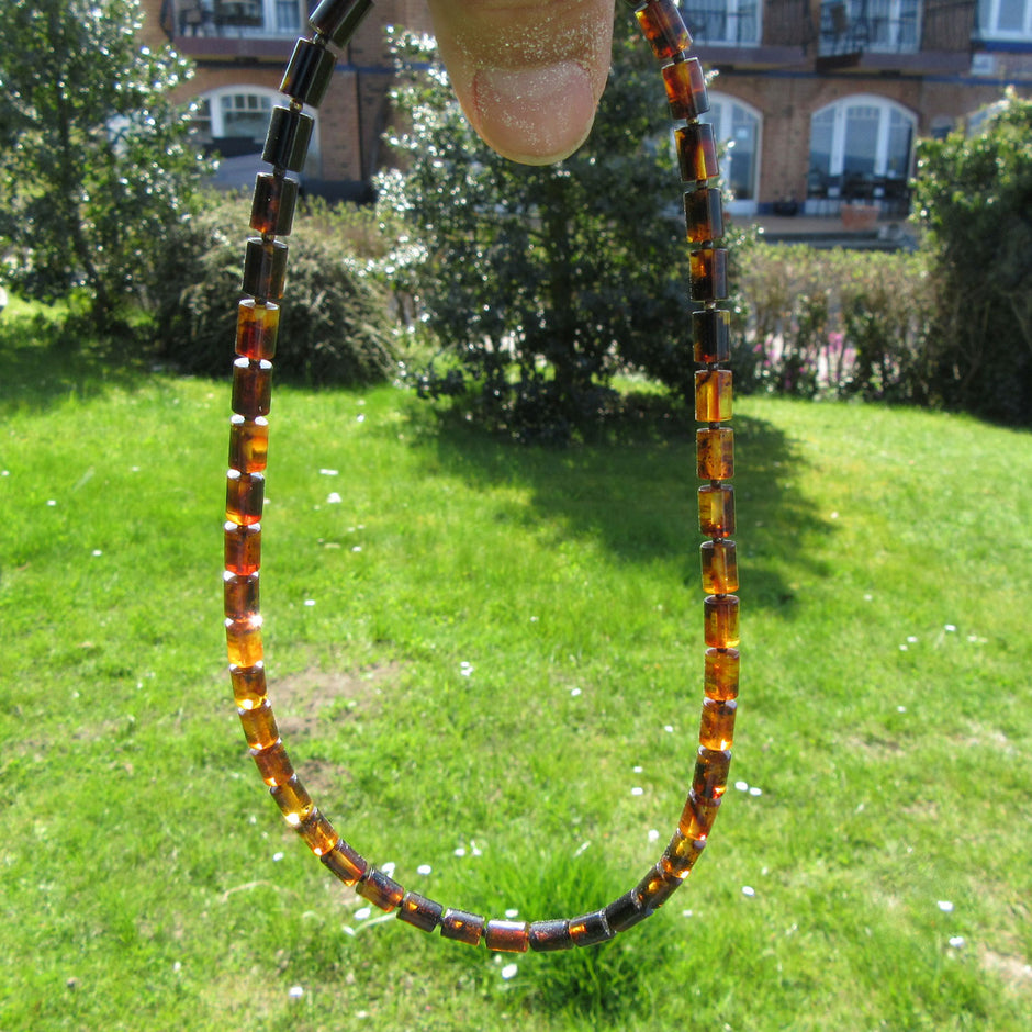 Edle Kette aus dunklem Moorbernstein und Silberperlen