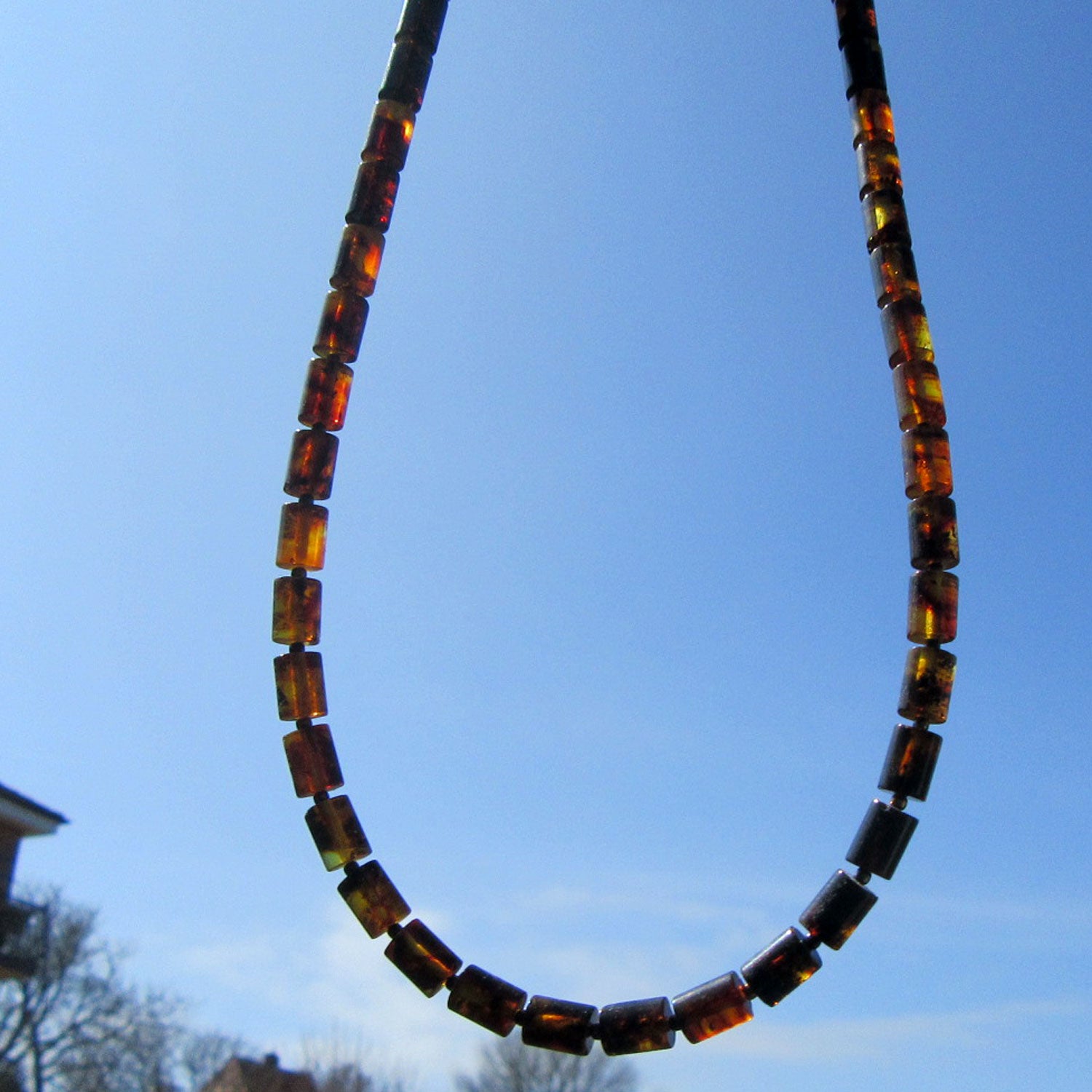 Edle Kette aus dunklem Moorbernstein und Silberperlen