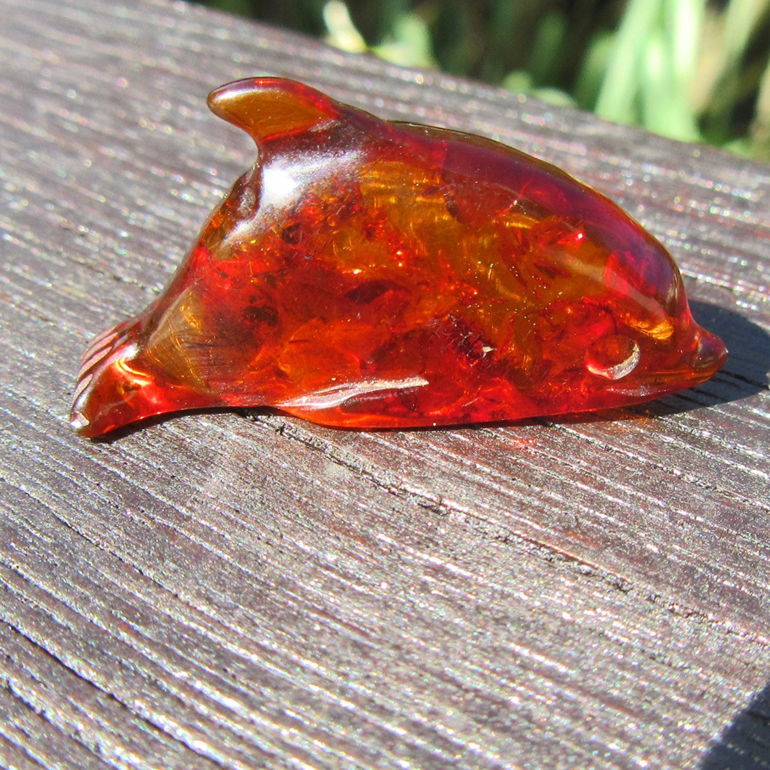 Delfin aus kognacfarbenem Bernstein – Einzelstück von Rügen