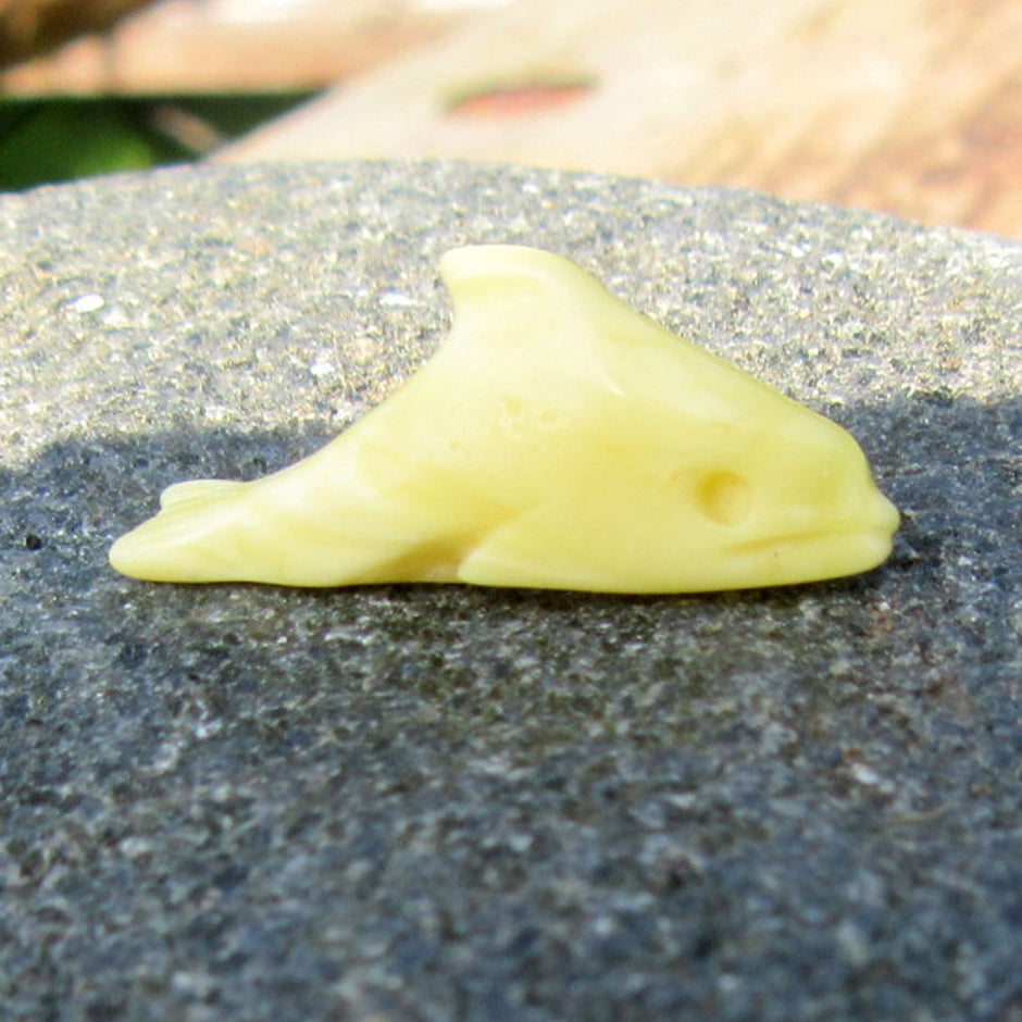 Delphin aus honigfarbenem Bernstein - Unikat von Rügen