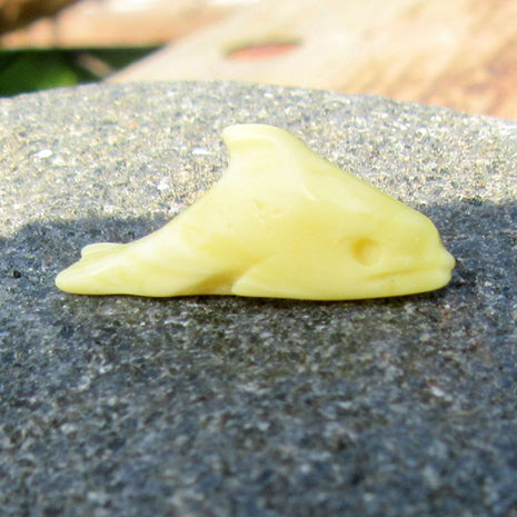 Delphin aus honigfarbenem Bernstein - Unikat von Rügen