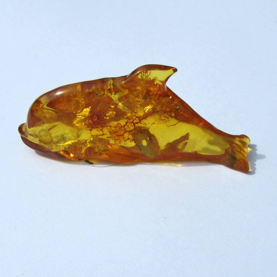 Einzelstück: Großer Delfin aus kognacfarbenem Bernstein