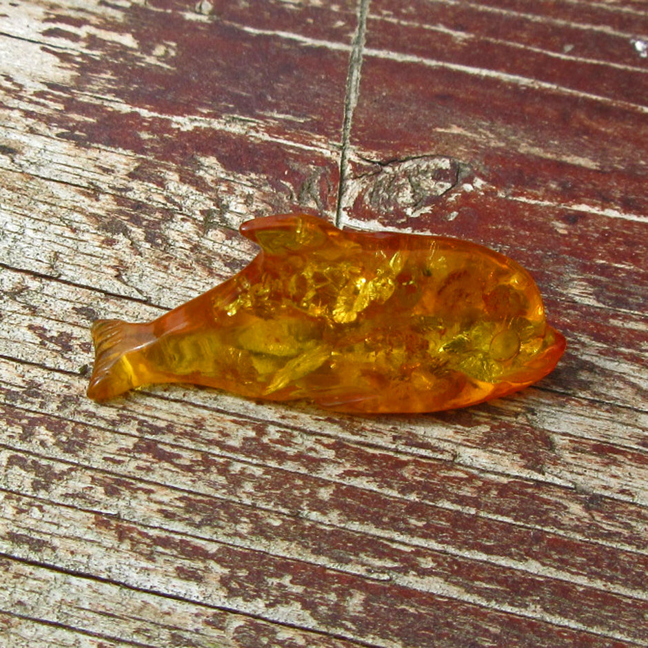 Einzelstück: Großer Delfin aus kognacfarbenem Bernstein