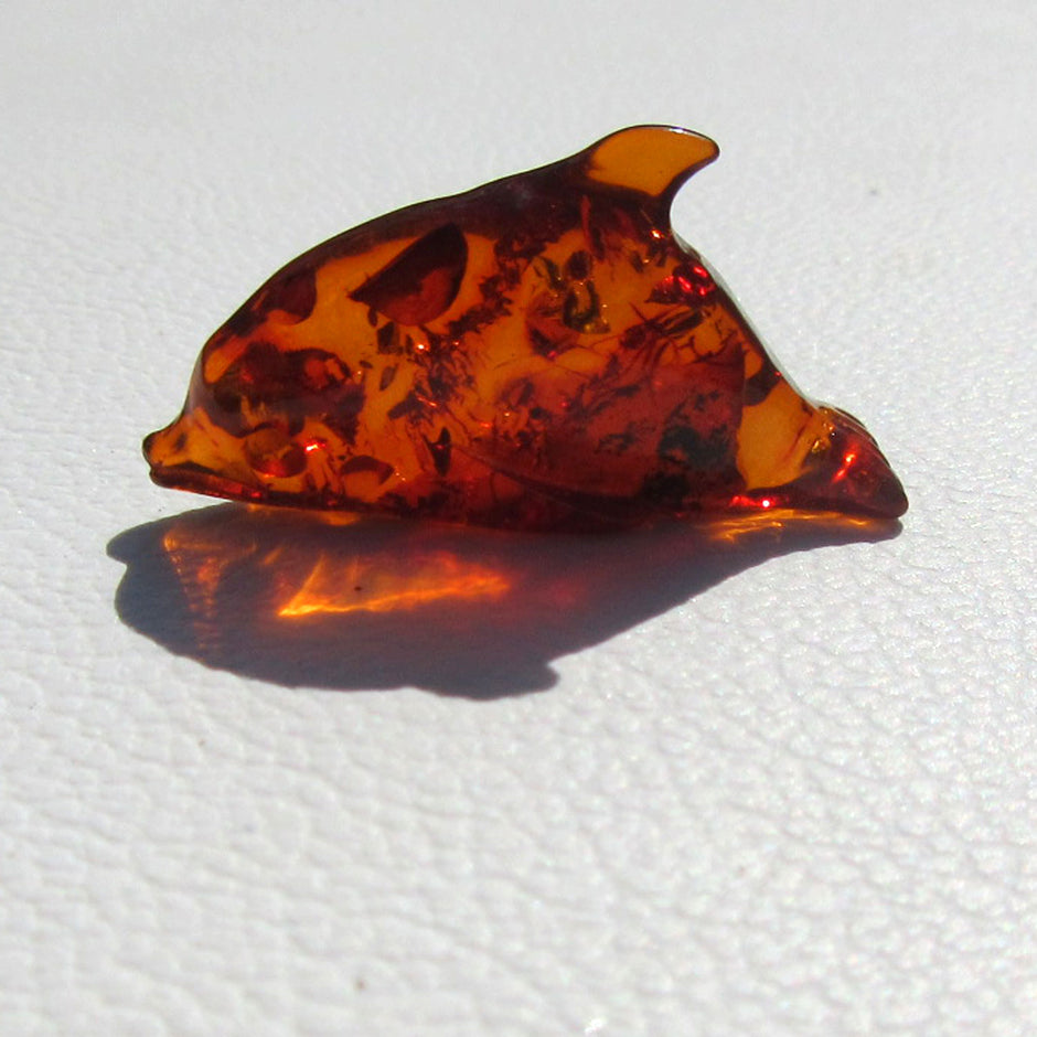 Delfin aus kognacfarbenem Bernstein – Einzelstück von Rügen