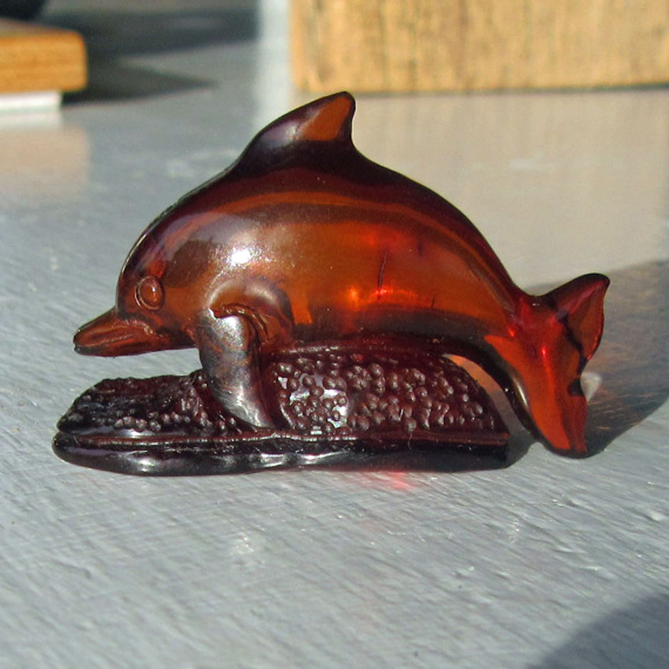 Delfin aus kognacfarbenem Bernstein, einzigartig