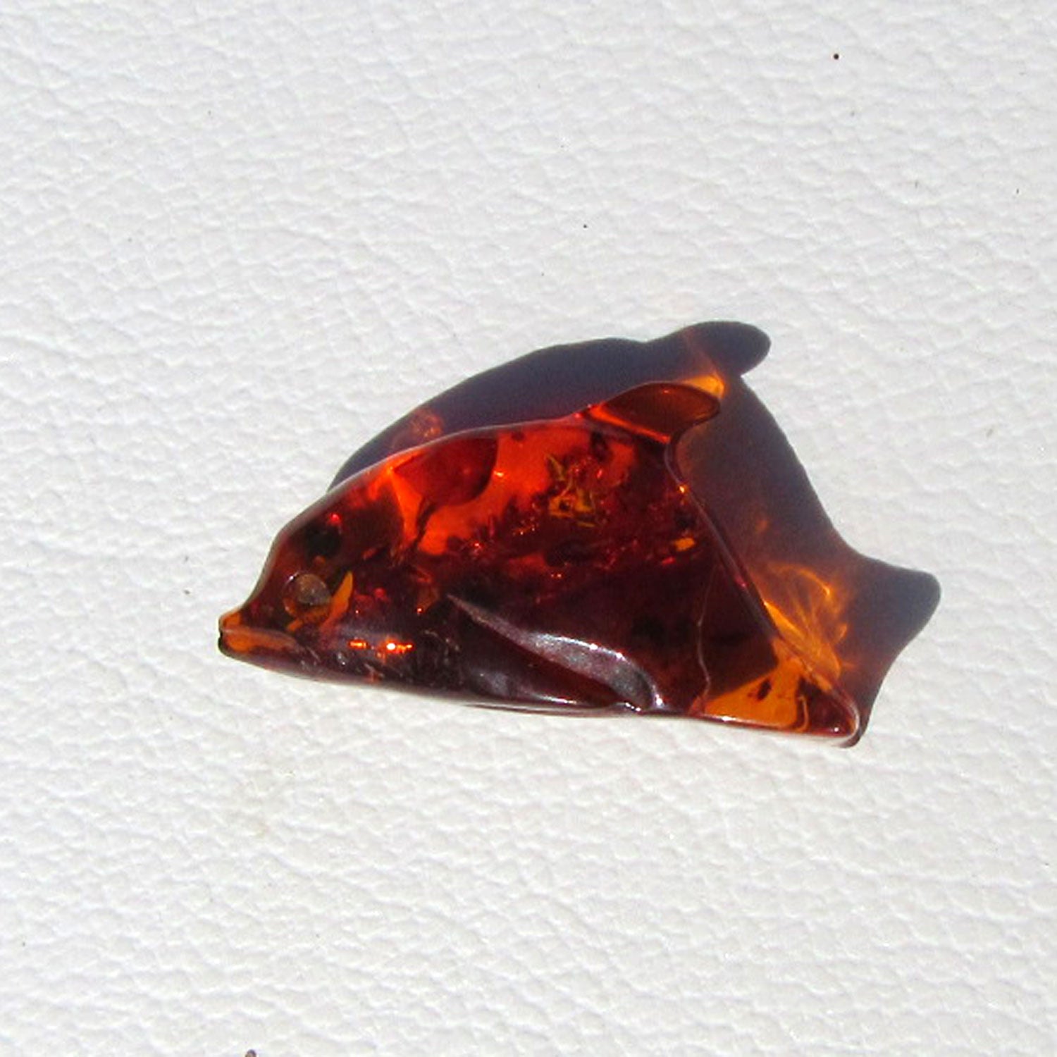 Delfin aus kognacfarbenem Bernstein – Einzelstück von Rügen