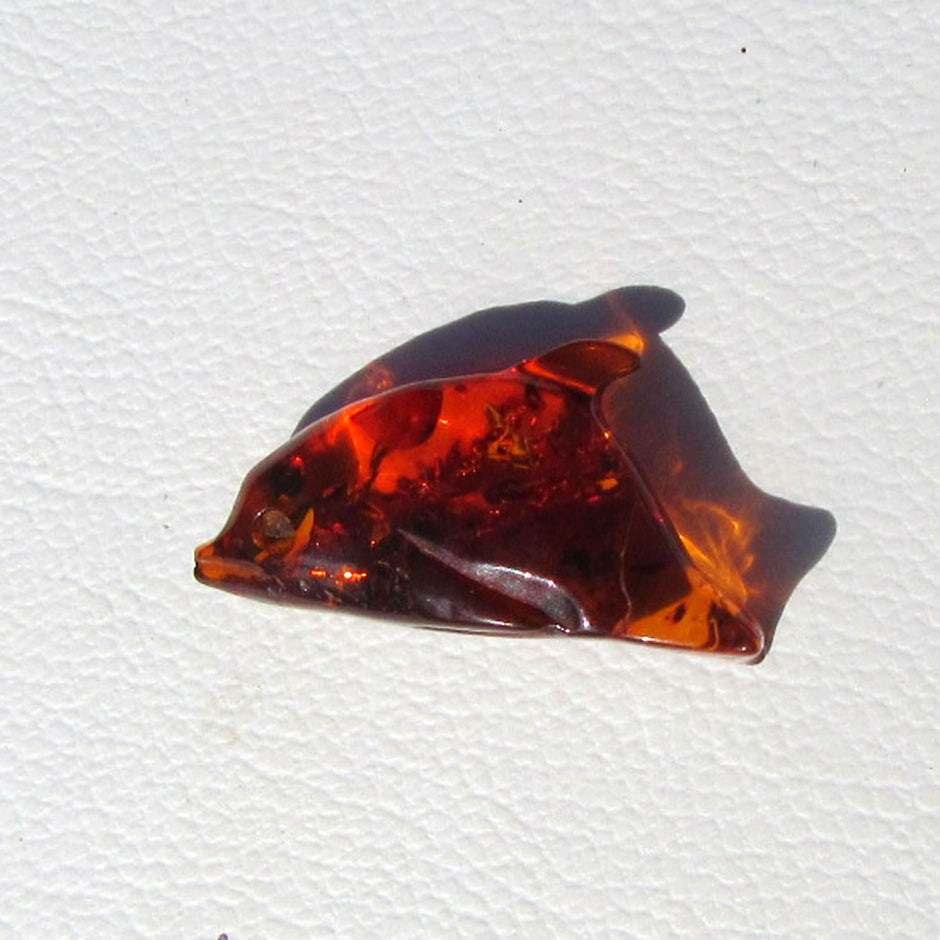 Delfin aus kognacfarbenem Bernstein – Einzelstück von Rügen