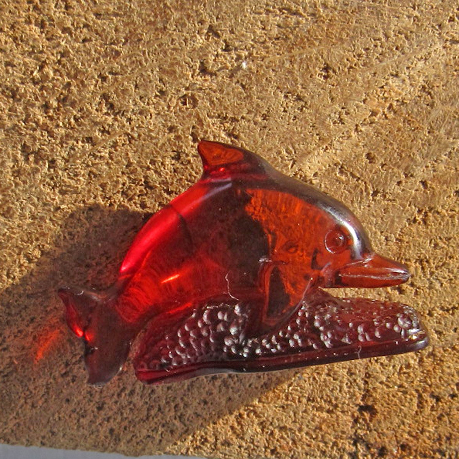 Delfin aus kognacfarbenem Bernstein, einzigartig