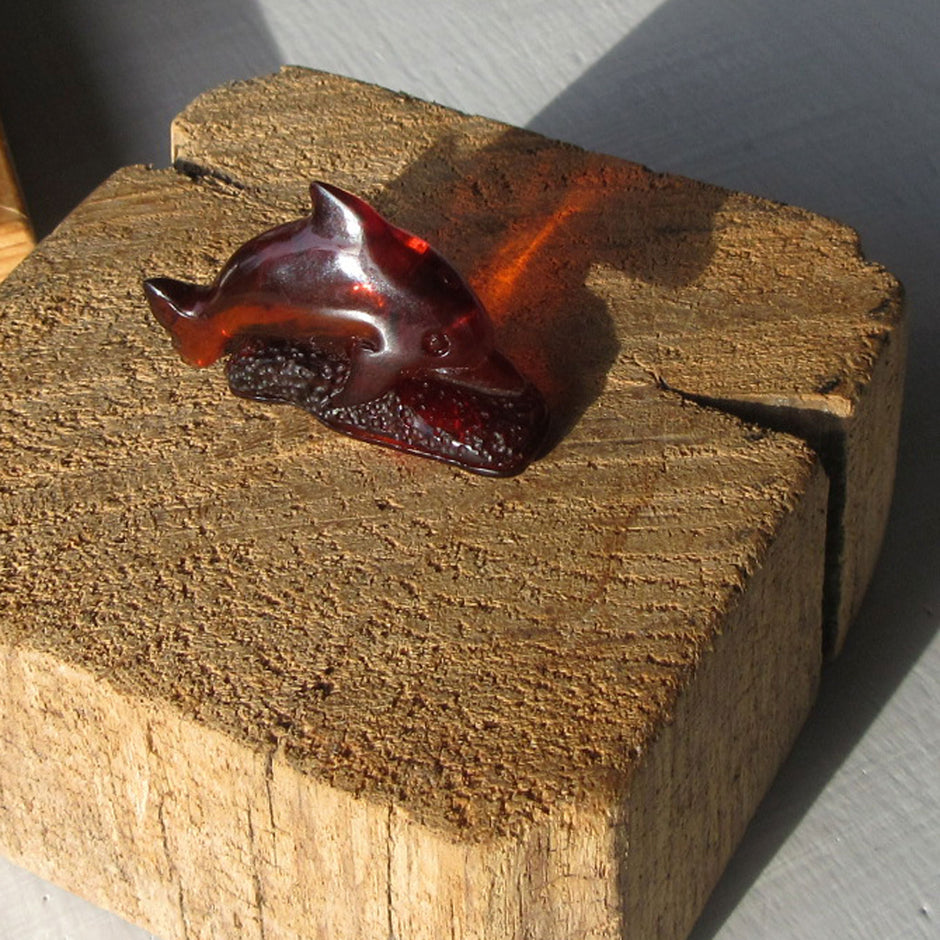 Delfin aus kognacfarbenem Bernstein, einzigartig