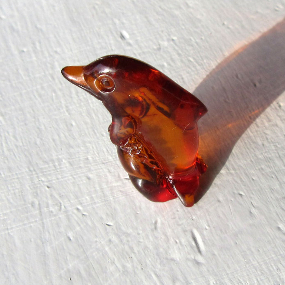 Stehender Delfin aus kognacfarbenem Bernstein