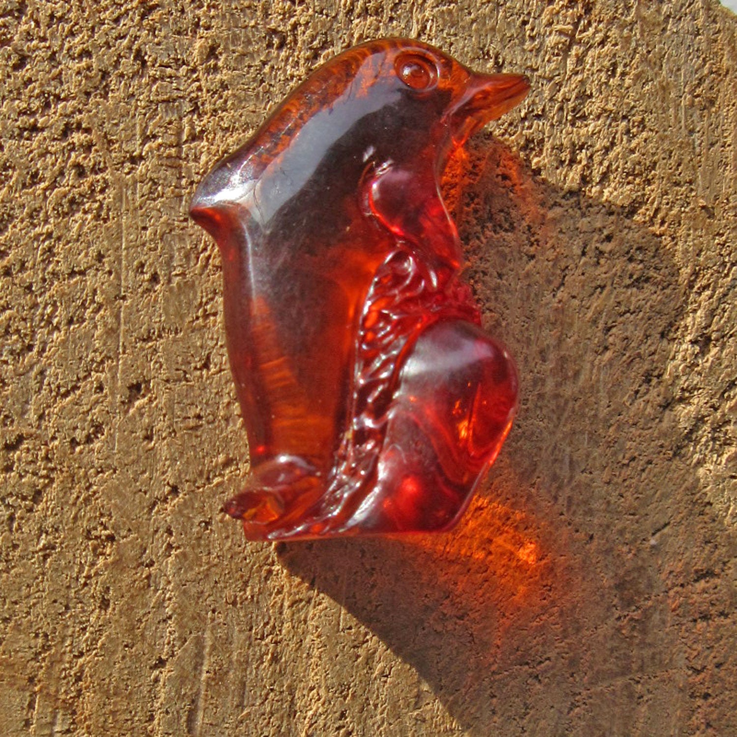 Stehender Delfin aus kognacfarbenem Bernstein