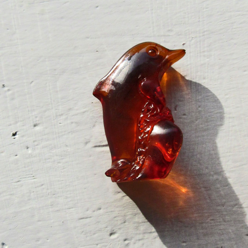 Stehender Delfin aus kognacfarbenem Bernstein