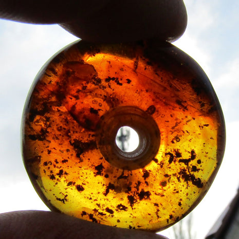 Schöner, kognacfarbener polierter Bernsteindonut, mit Einschlüssen