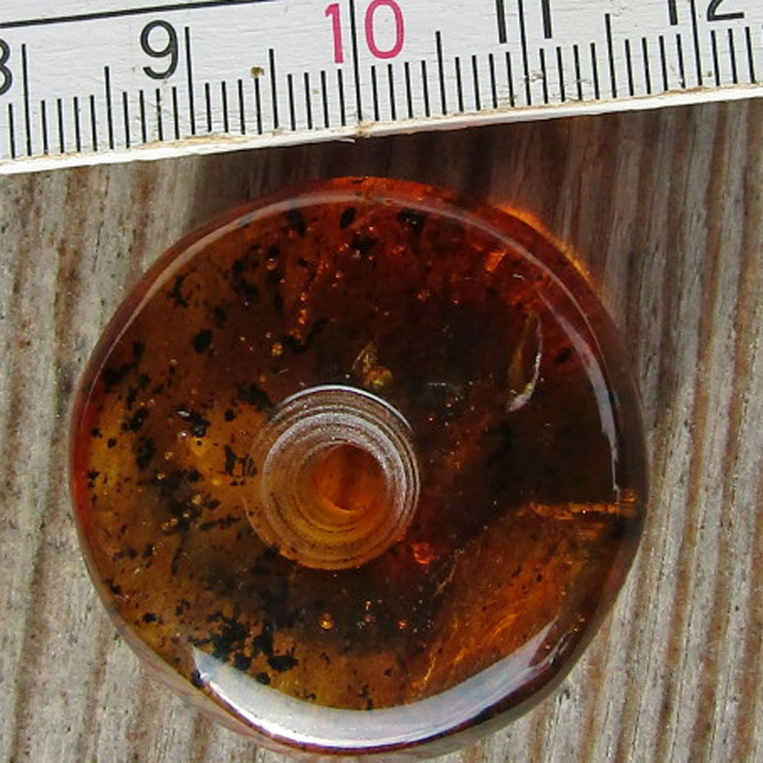 Schöner, kognacfarbener polierter Bernsteindonut, mit Einschlüssen