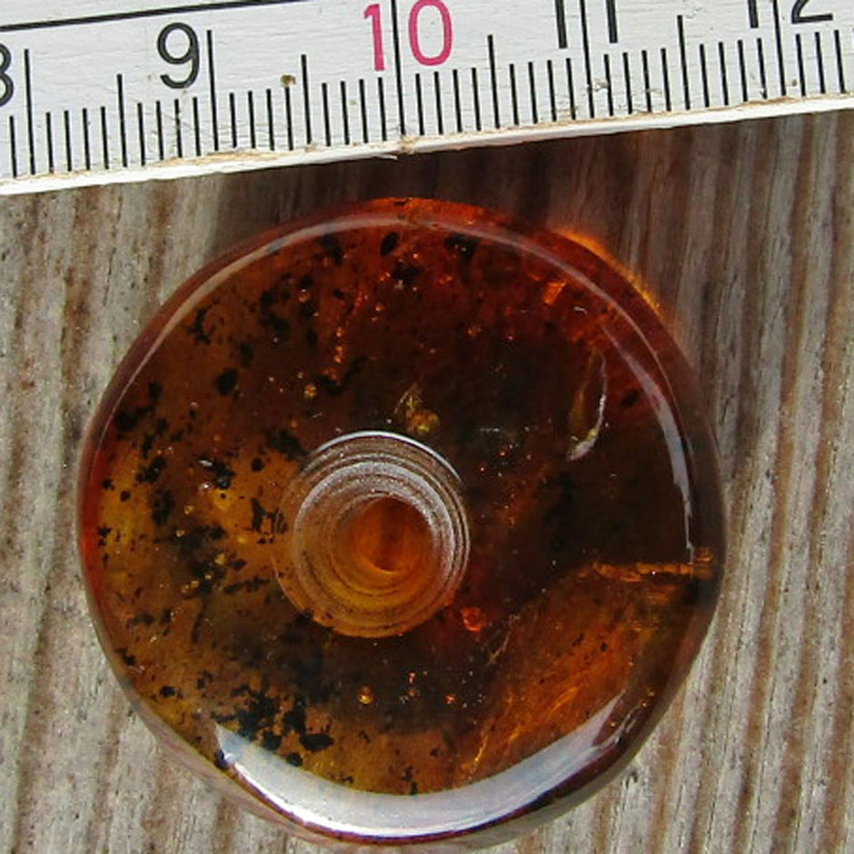 Schöner, kognacfarbener polierter Bernsteindonut, mit Einschlüssen