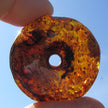 Kognacfarbener Bernsteindonut mit Einschlüssen, Unikat
