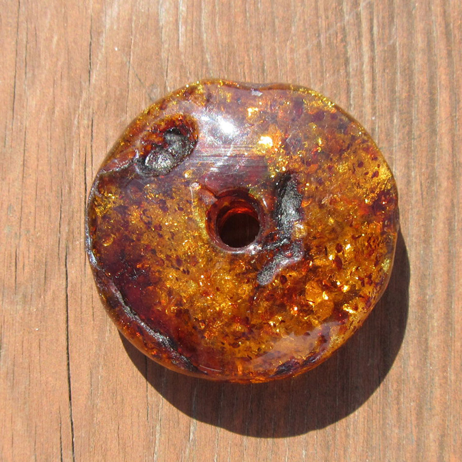 Kognacfarbener Bernsteindonut mit Einschlüssen, Unikat