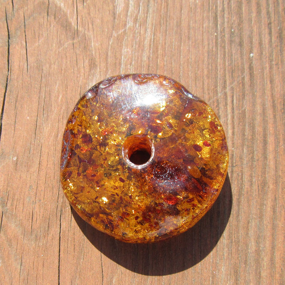 Kognacfarbener Bernsteindonut mit Einschlüssen, Unikat