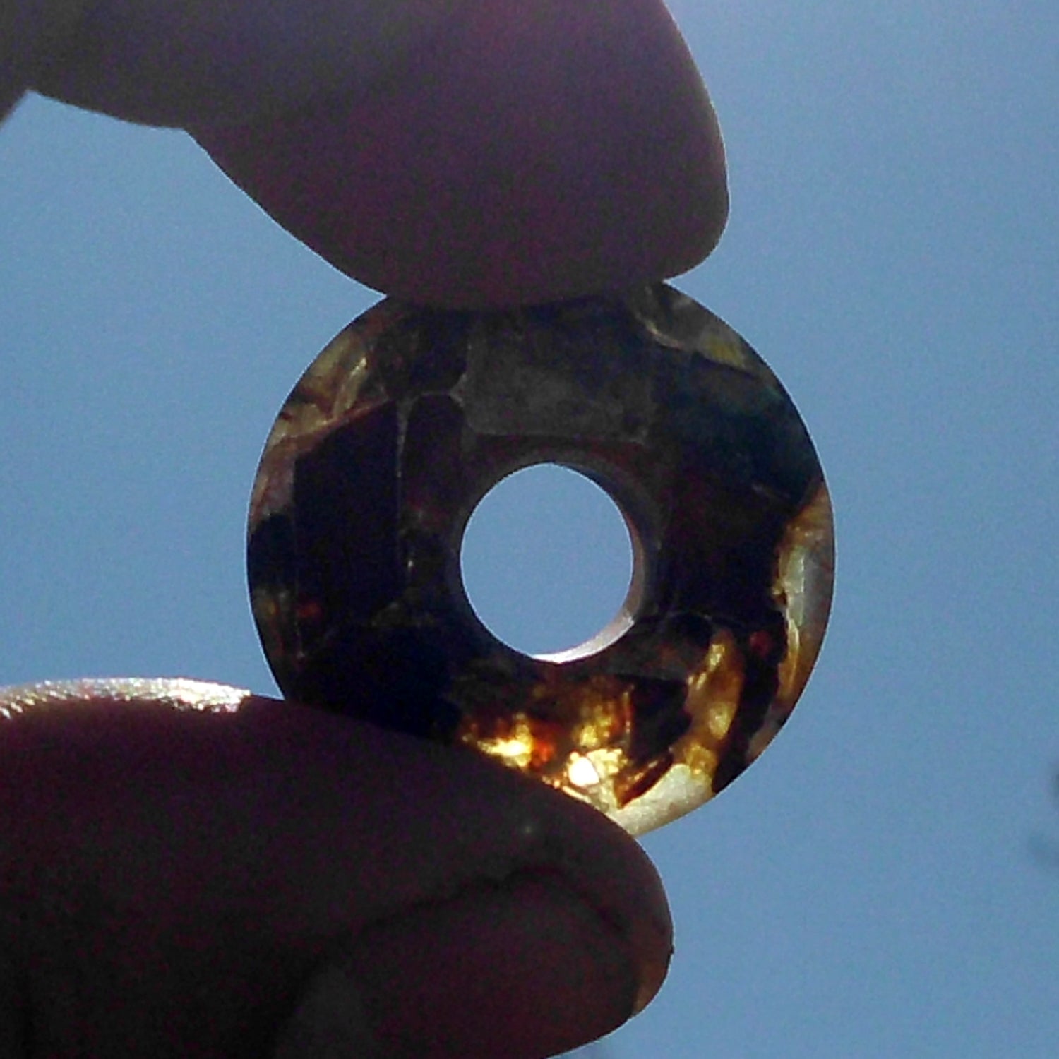 Donut aus Mosaikbernstein – Einzigartiges Schmuckstück