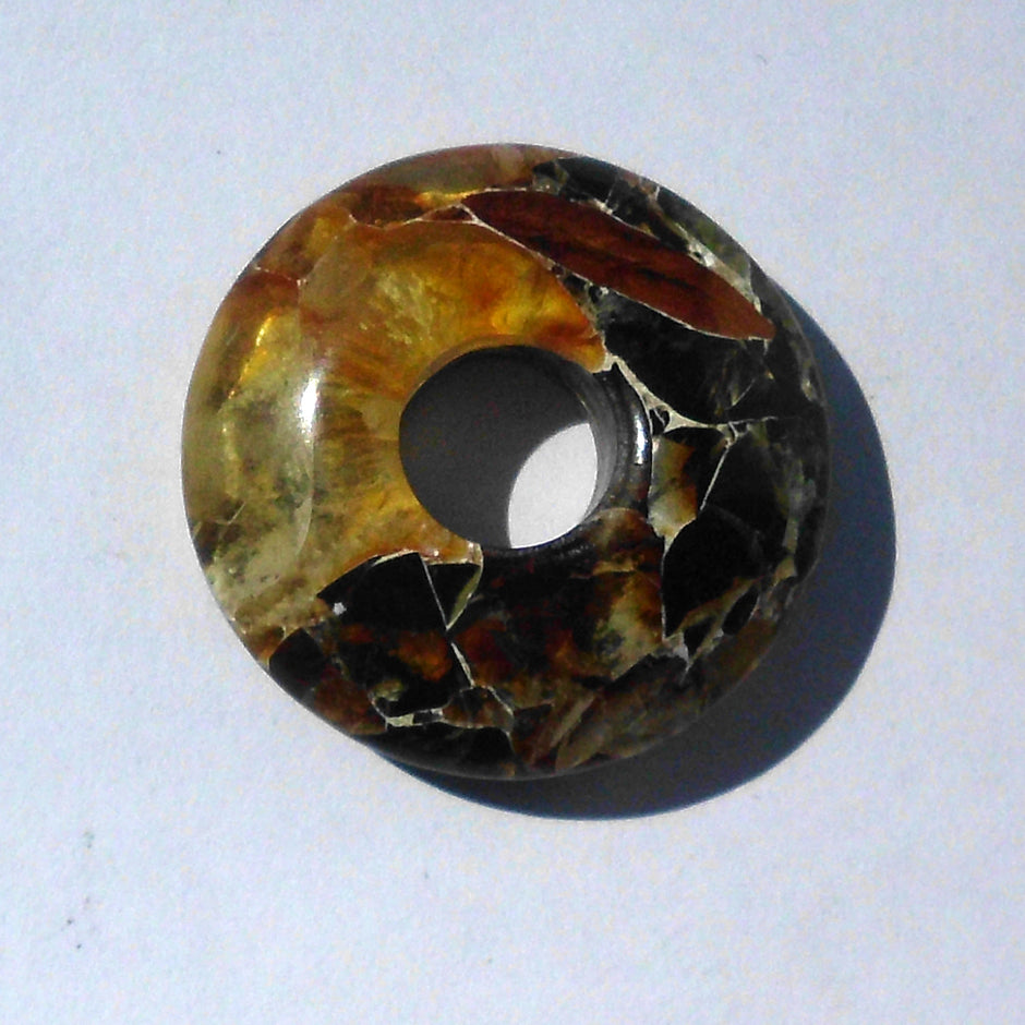 Donut aus Mosaikbernstein – Einzigartiges Schmuckstück