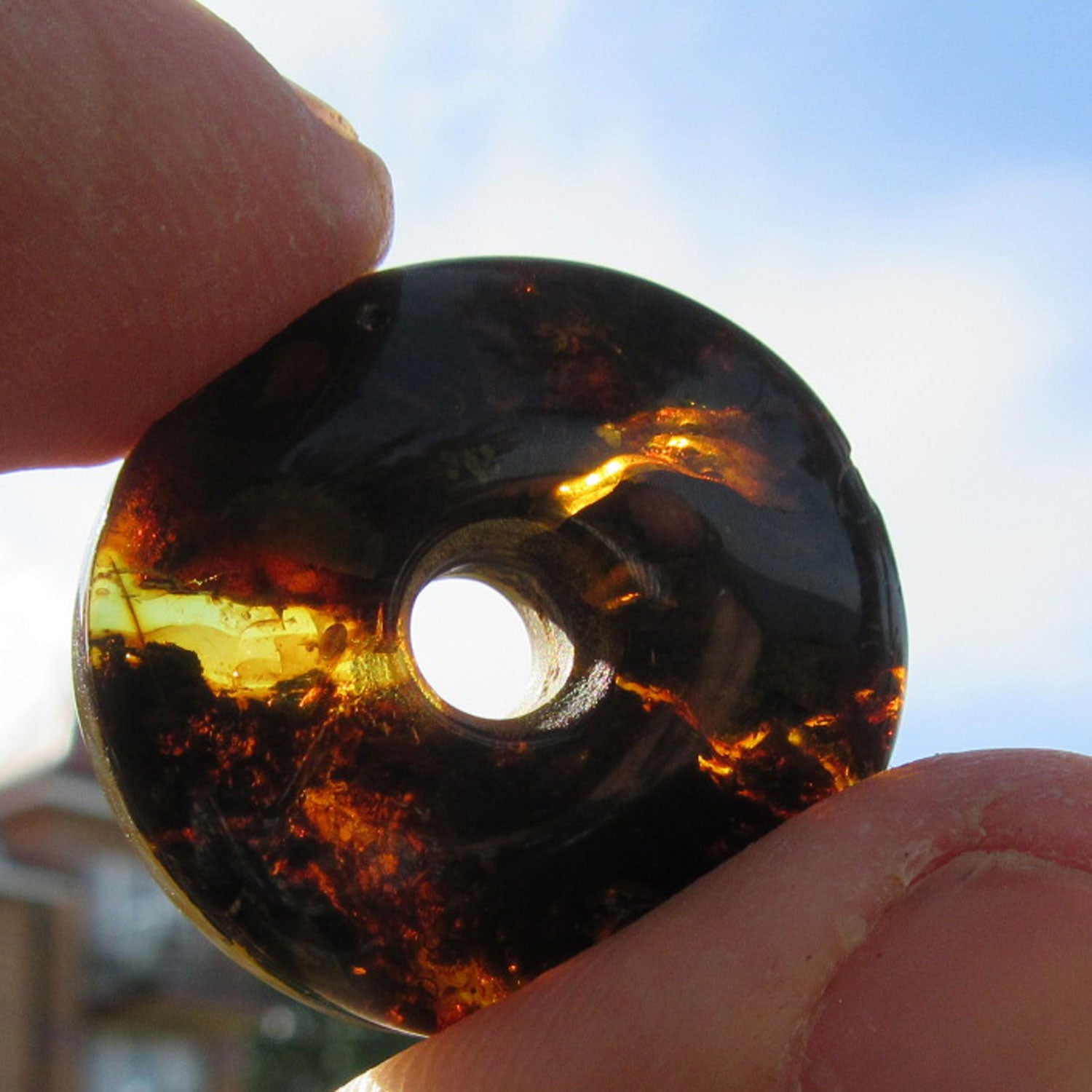 Einzelstück: Teiltransparenter Bernsteindonut von Rügen
