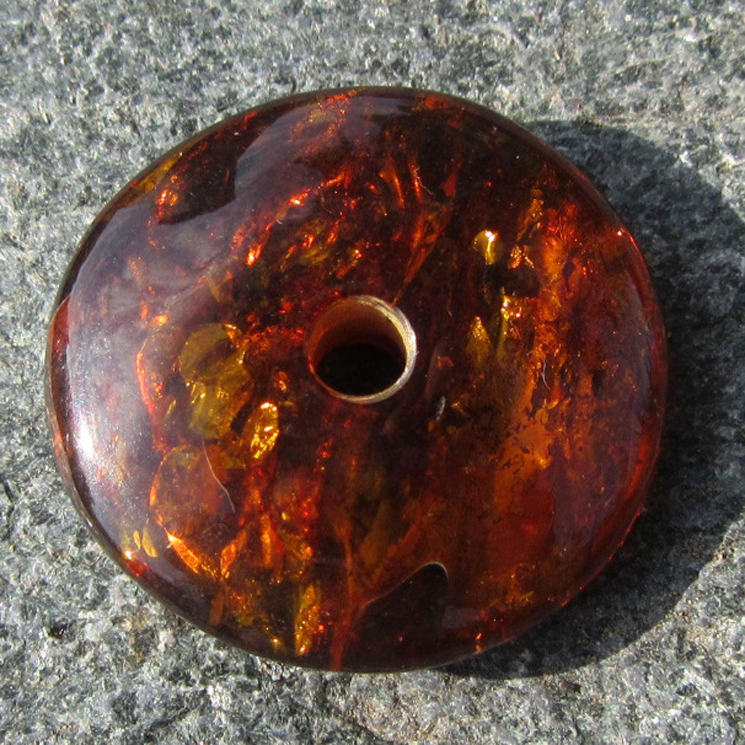 Polierter Bernsteindonut in Kognacfarbe, Einzelstück