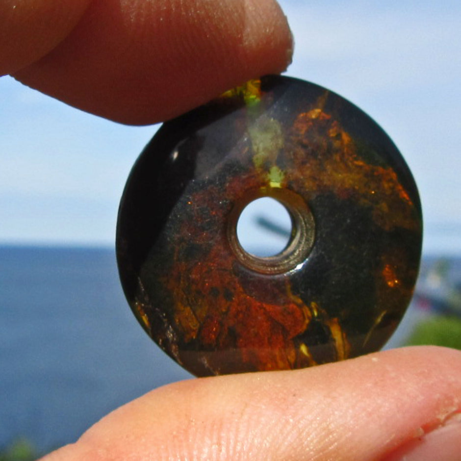 Einzelstück: Teiltransparenter Bernsteindonut von Rügen