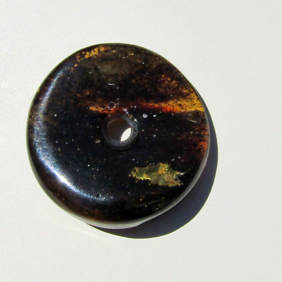 Dunkler, polierter Bernsteindonut – Einzelstück von Rügen