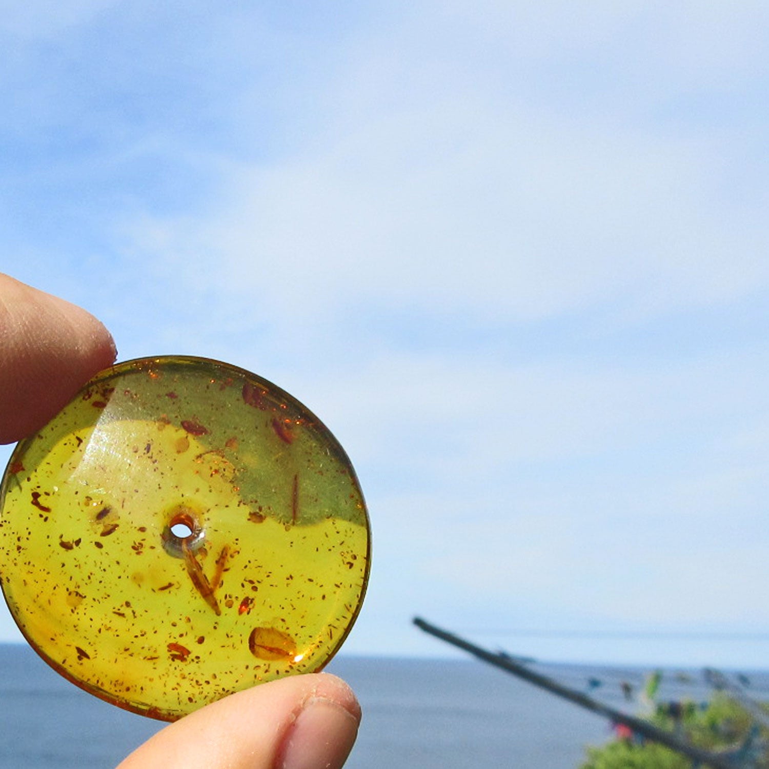 Kognacfarbener Bernsteindonut, handgeschliffen und einzigartig