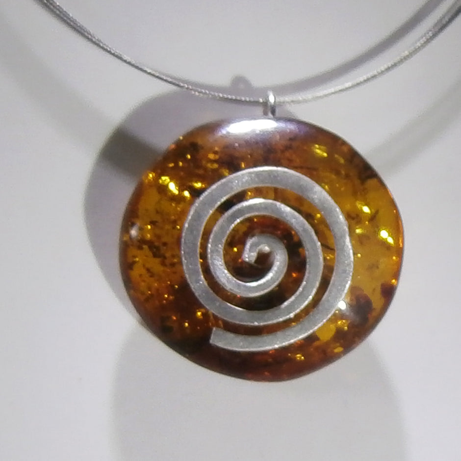 Polierter Bernsteindonut mit Silberspirale, Unikat