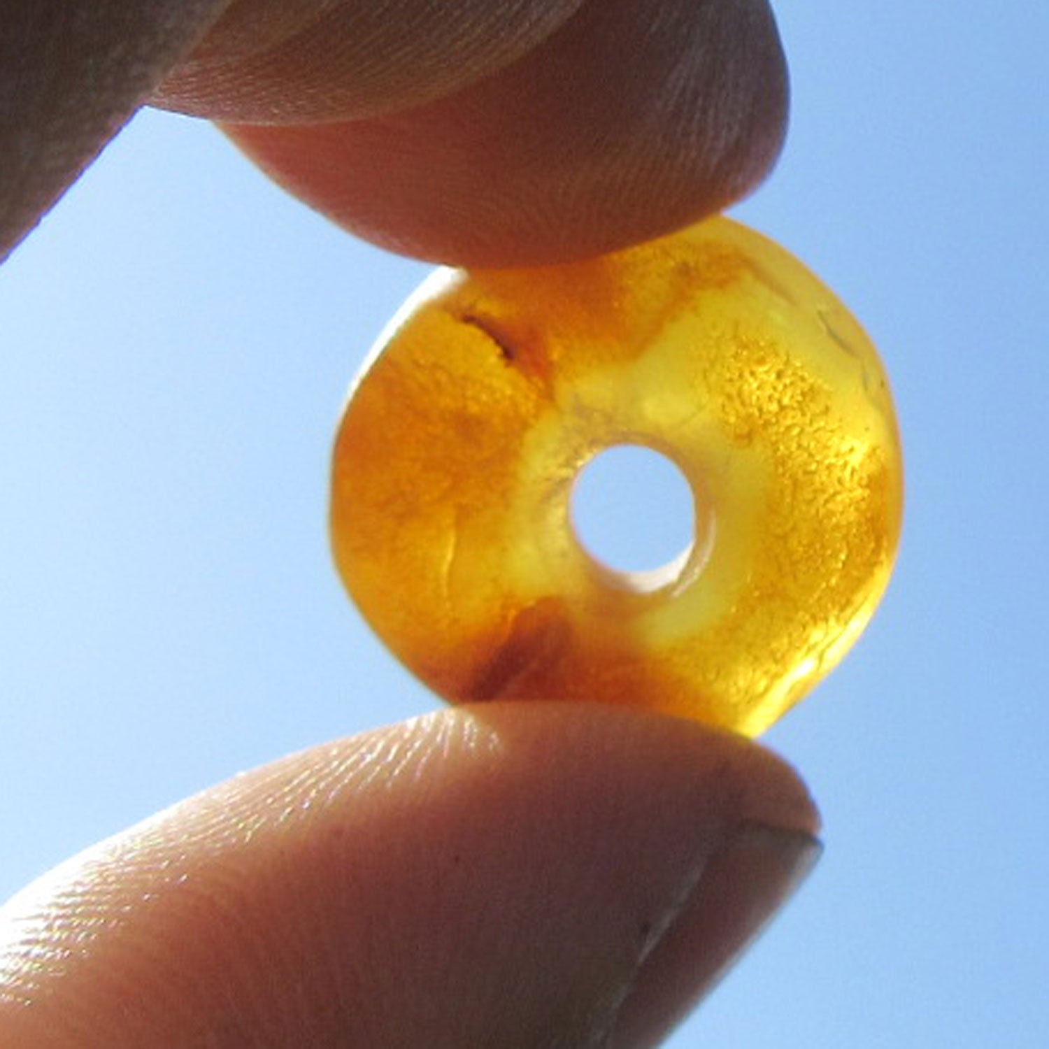 Handgeschliffener Bernsteindonut, unpoliert, Einzelstück