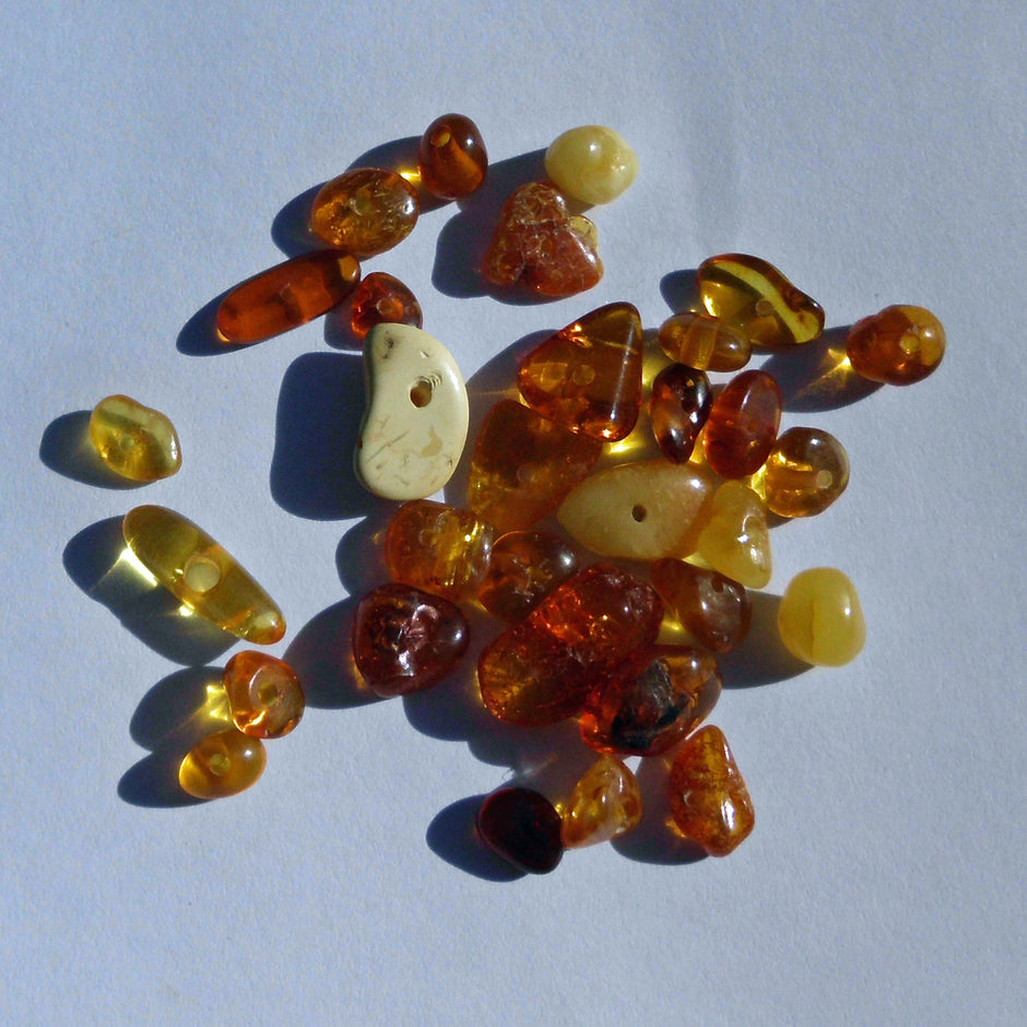 10g polierte Bernsteine gebohrt, lose zum Basteln