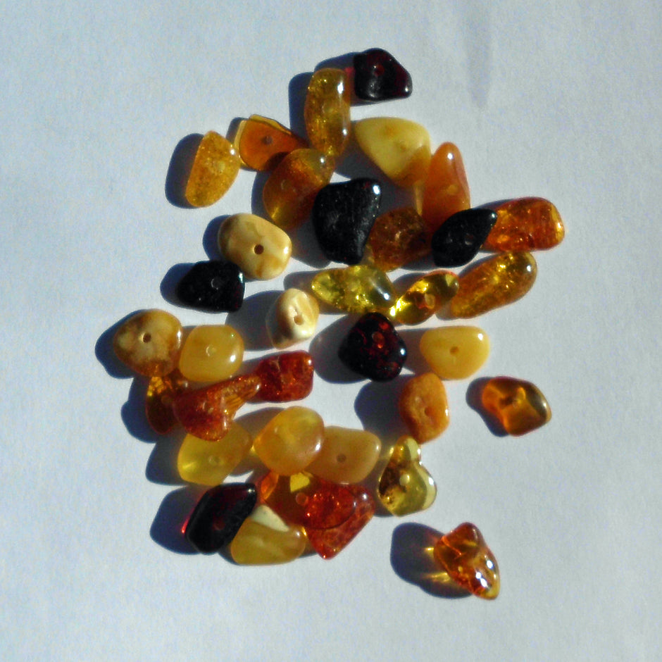 10g polierte Bernsteine gebohrt, lose zum Basteln