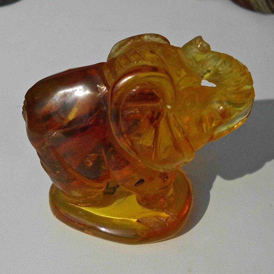 Grosser Elefant aus honigfarbigen Bernstein auf einem Bernsteinsockel