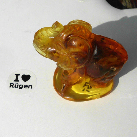 Grosser Elefant aus honigfarbigen Bernstein auf einem Bernsteinsockel