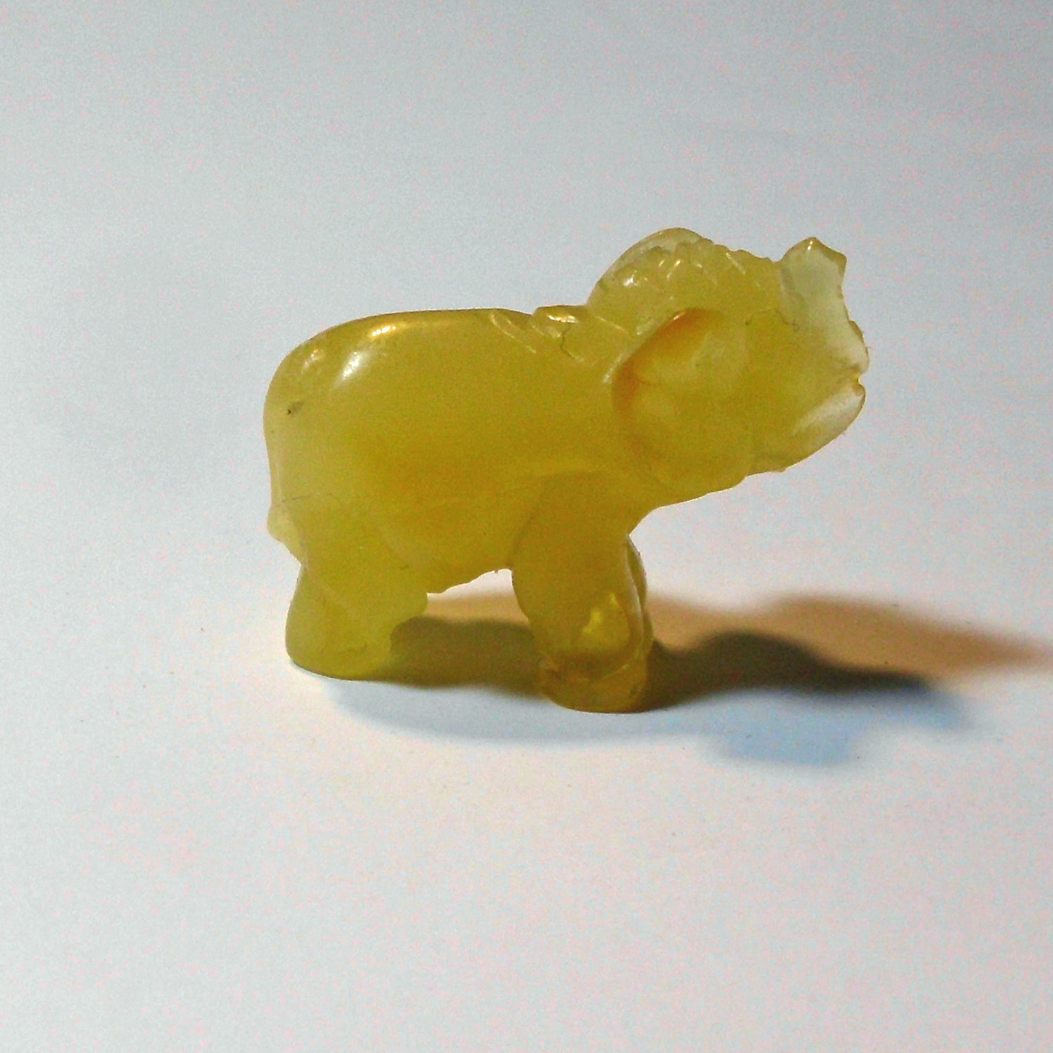 Einzelstück: Elefant aus honigfarbenem Bernstein