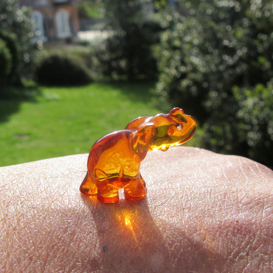 Einzigartiger Elefant aus kognacfarbenem Bernstein