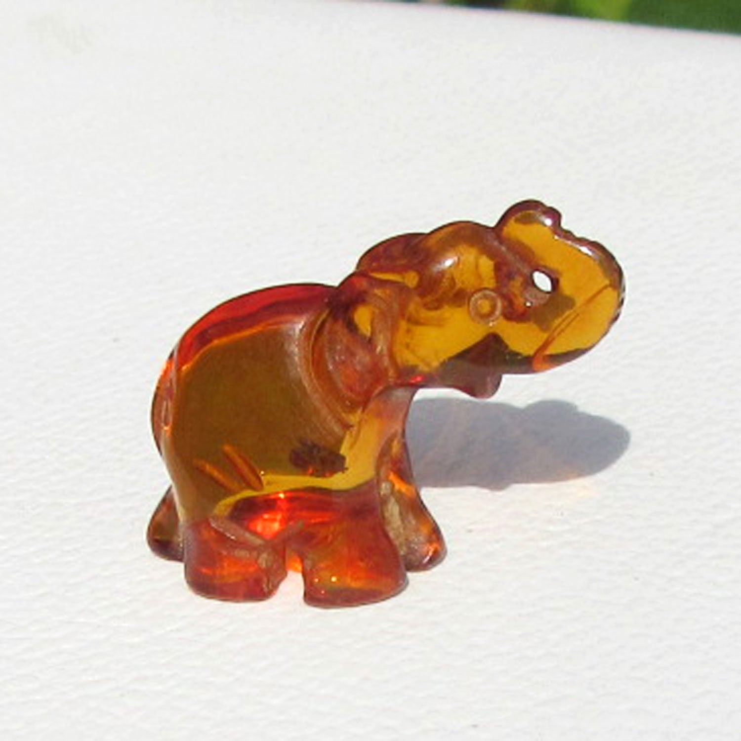 Einzigartiger Elefant aus kognacfarbenem Bernstein