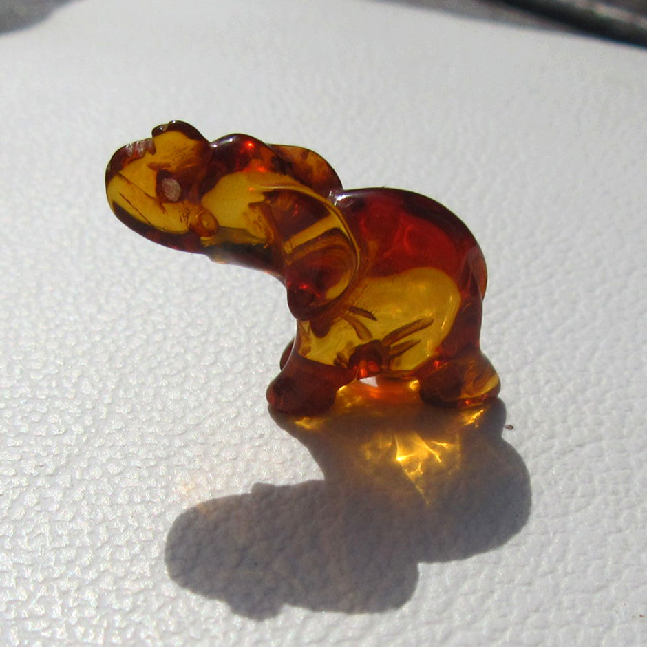Einzigartiger Elefant aus kognacfarbenem Bernstein