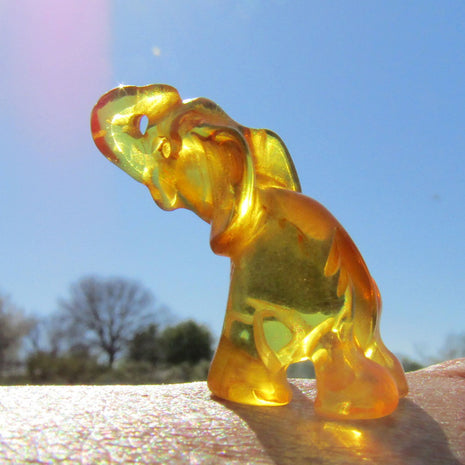 Einzelstück: Elefant aus sonnenklarem Bernstein