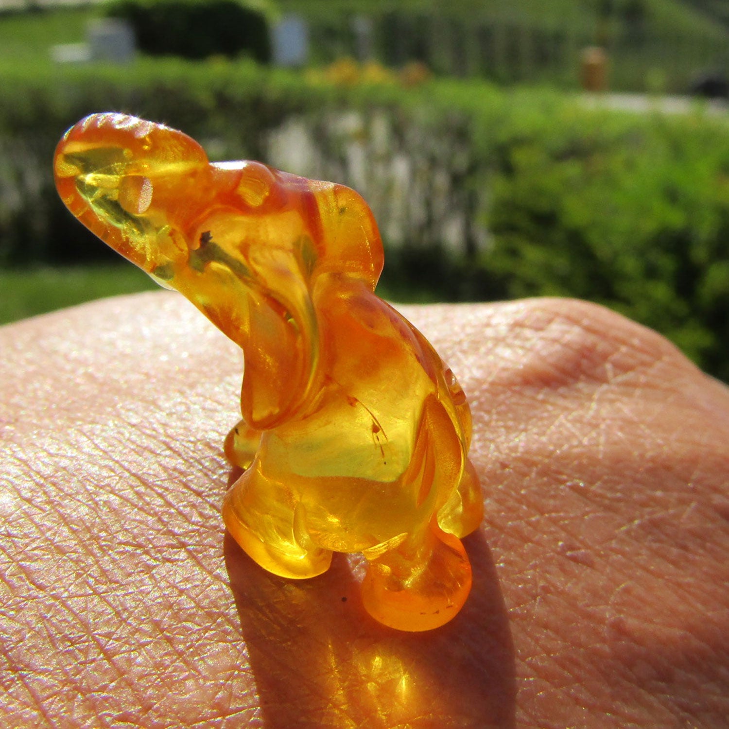 Einzelstück: Elefant aus sonnenklarem Bernstein