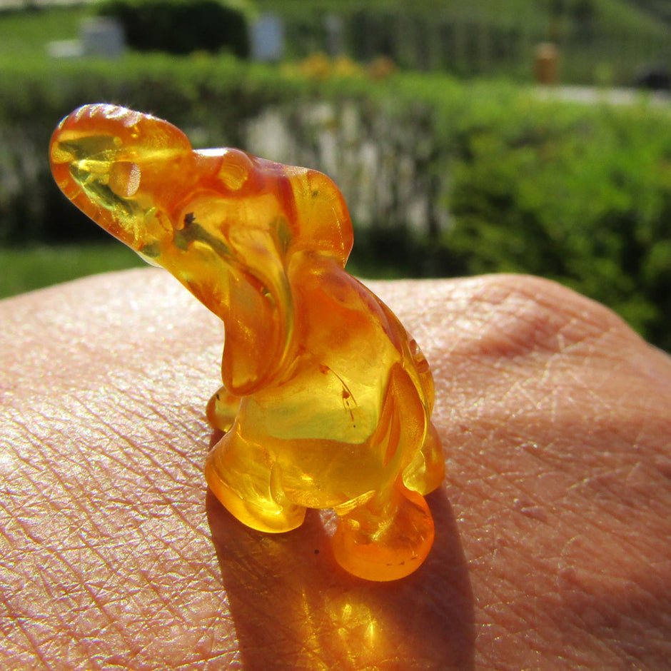 Einzelstück: Elefant aus sonnenklarem Bernstein