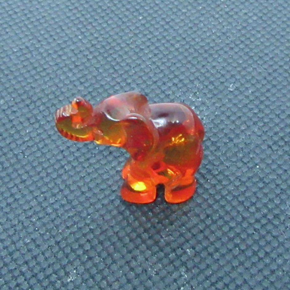 Kleiner Elefant aus edlem Bernstein, kognacfarben