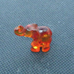 Kleiner Elefant aus edlem Bernstein, kognacfarben