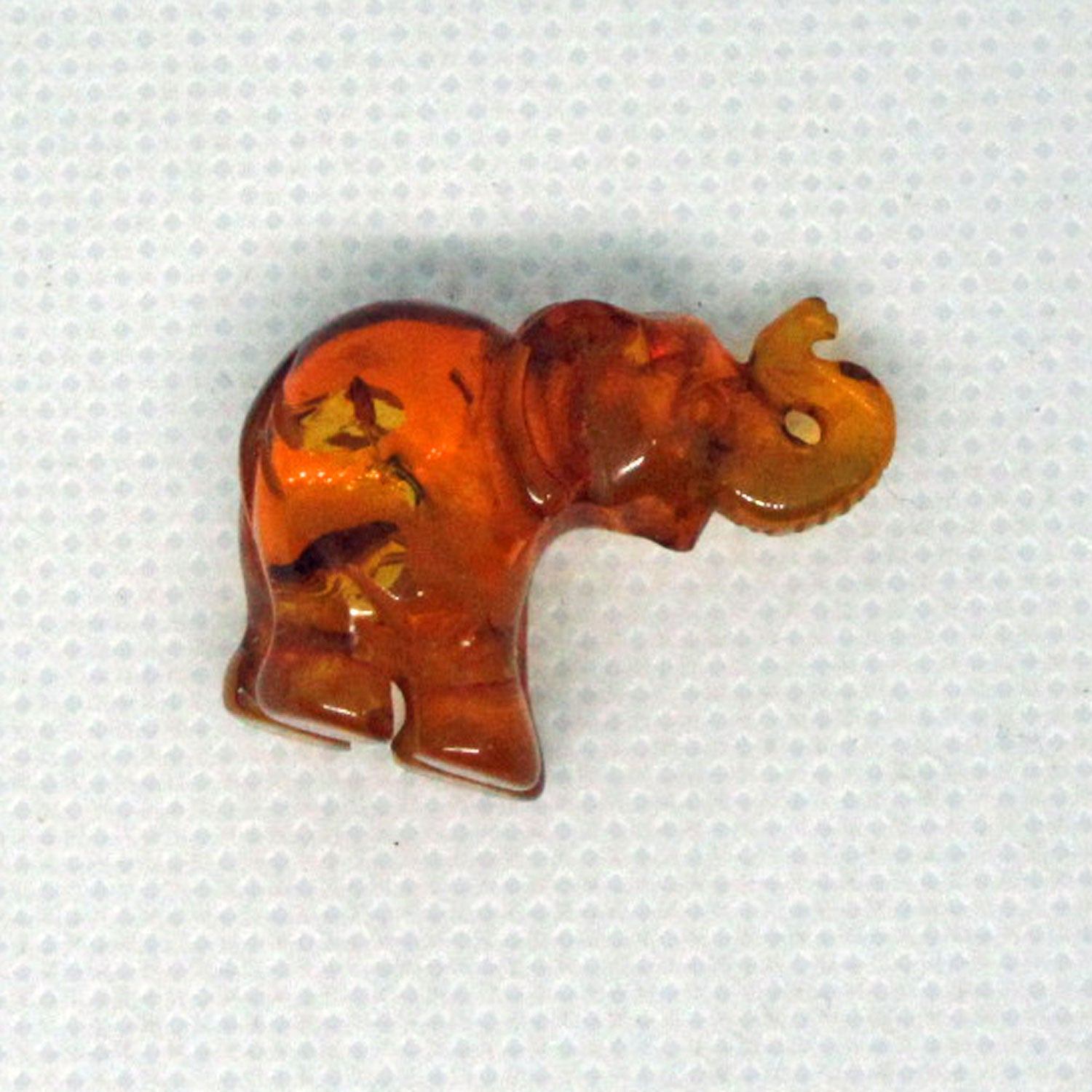 Kleiner Elefant aus edlem Bernstein, kognacfarben