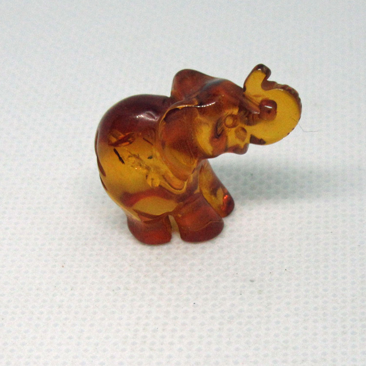 Kleiner Elefant aus edlem Bernstein, kognacfarben