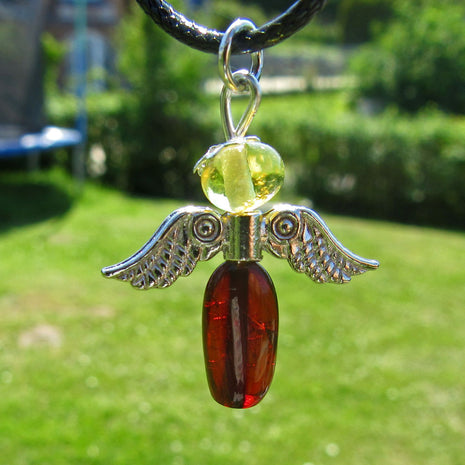 Kleiner Engel aus Bernstein, Baumwollband, Unikat